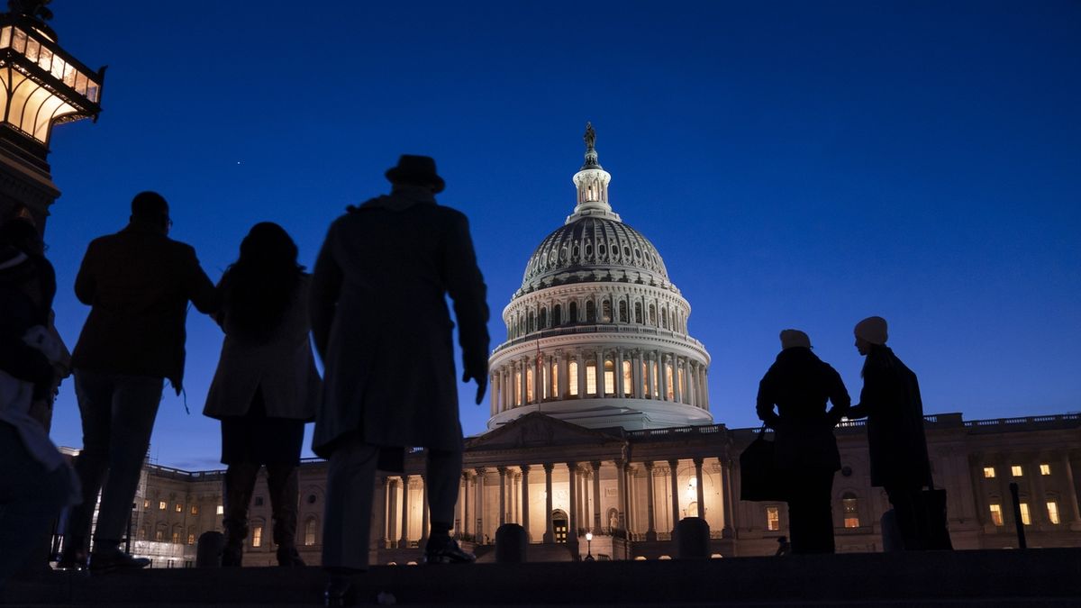 Američtí senátoři při projevech k impeachmentu luštili křížovky. Hodili i vlaštovku